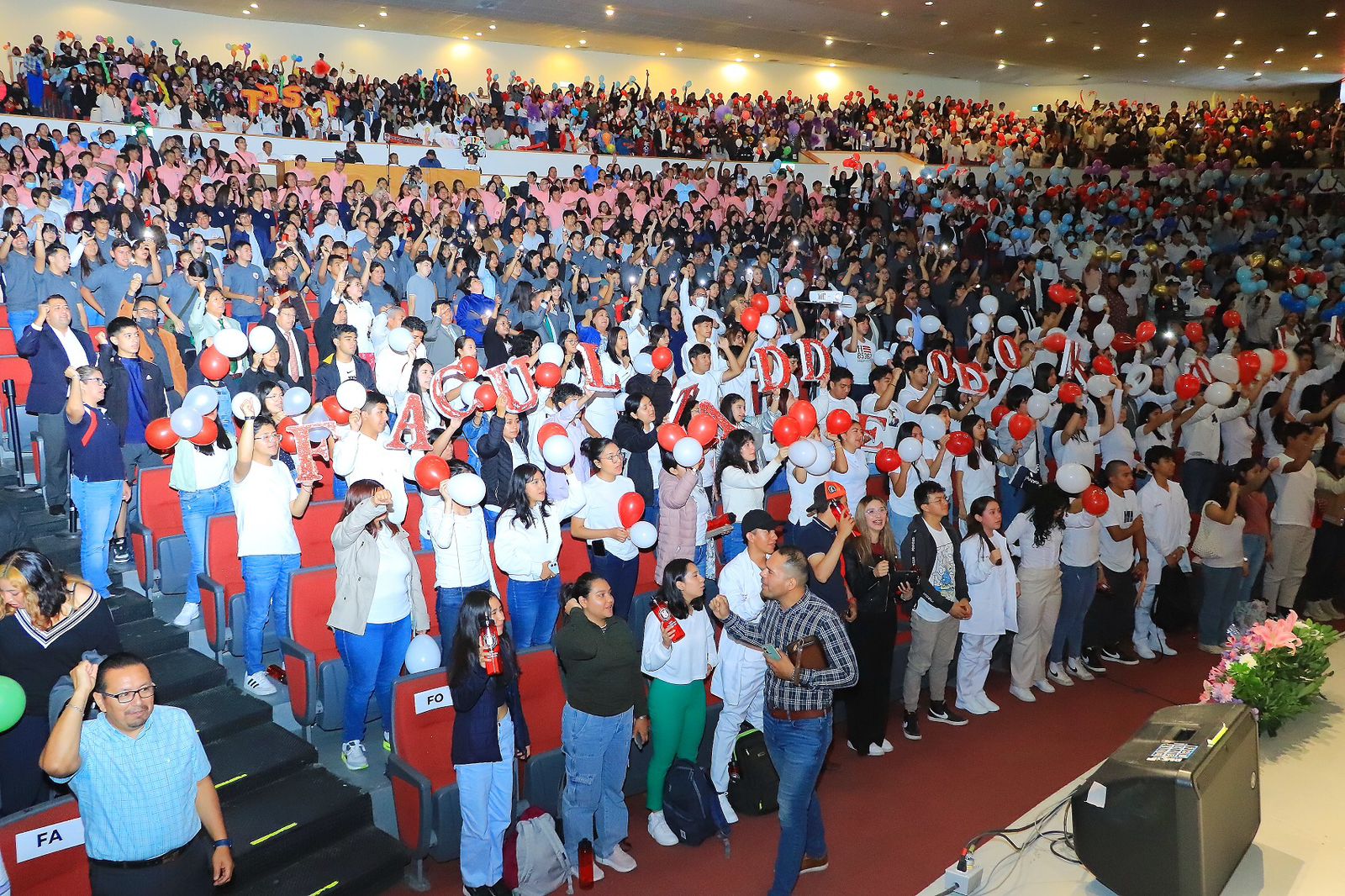 Sentirse orgullosos por pertenecer a la UATx exhorta Rector